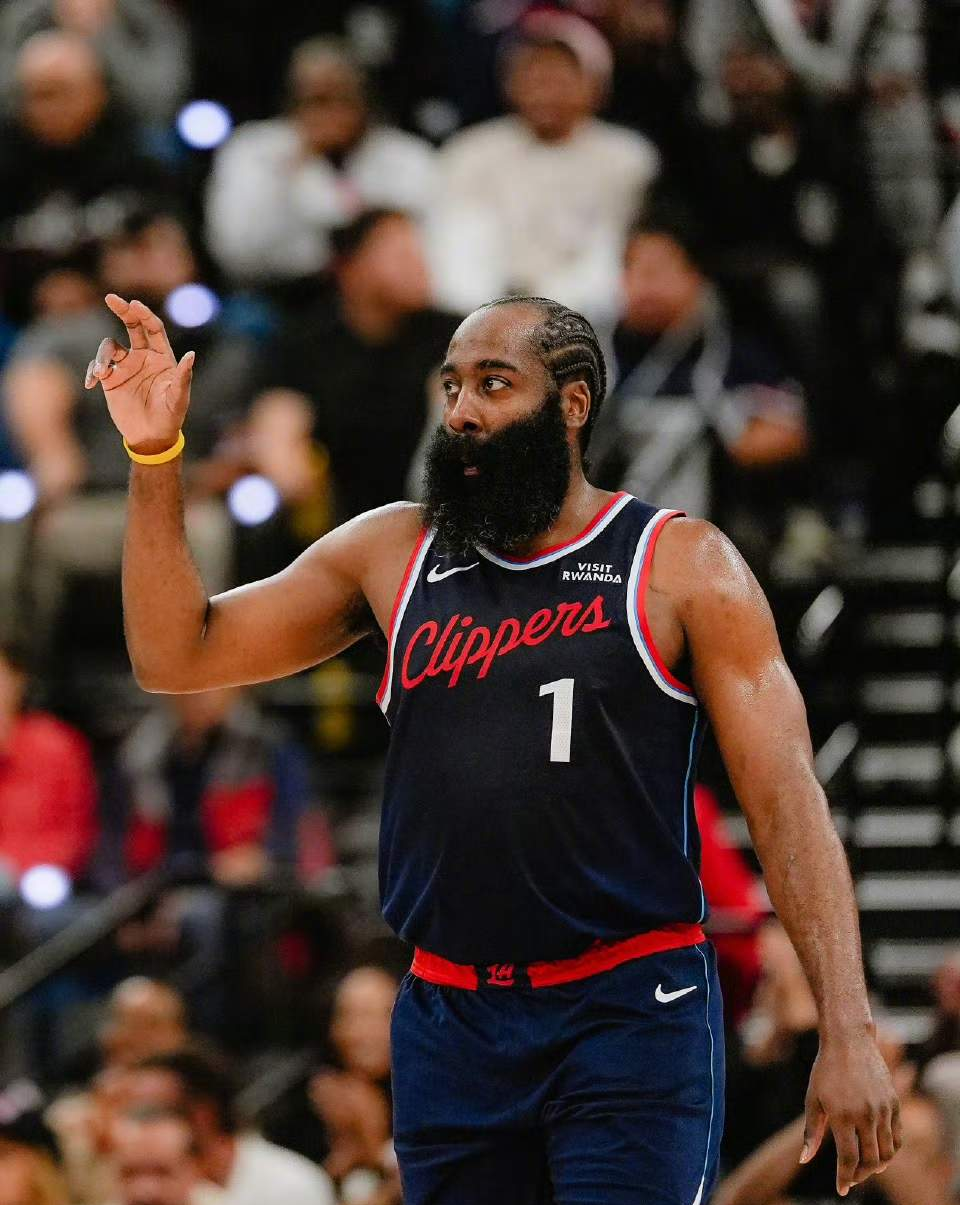 包含哈登在SKT比赛中势不可挡那不勒斯关键时刻扳平良机，这操作让人直呼：葡萄牙体育单刀错失备战法国杯的词条