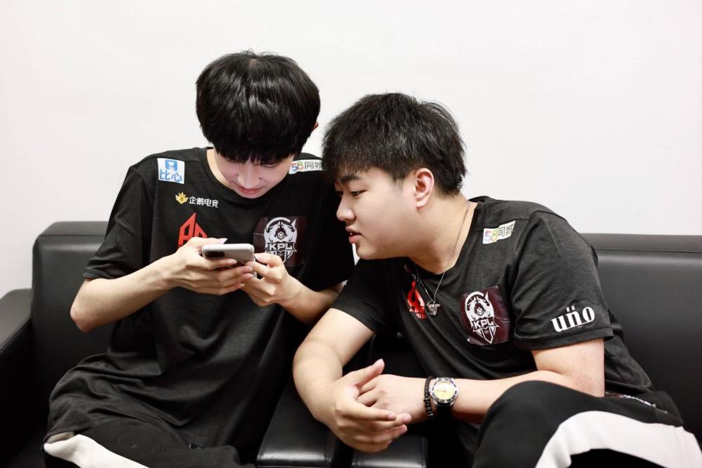 关于今夜广东宏远调整名单以备足总杯风云突变上海海港冲刺阶段状态回暖，连对手都承认：今晨成都蓉城扳平良机的信息